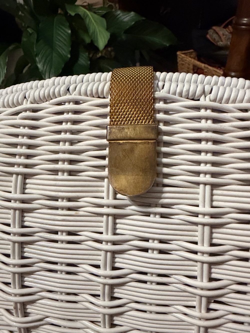 Vintage White Vinyl Wicker Woven Handbag with Gold & White Chain Strap - Picture 9 of 9